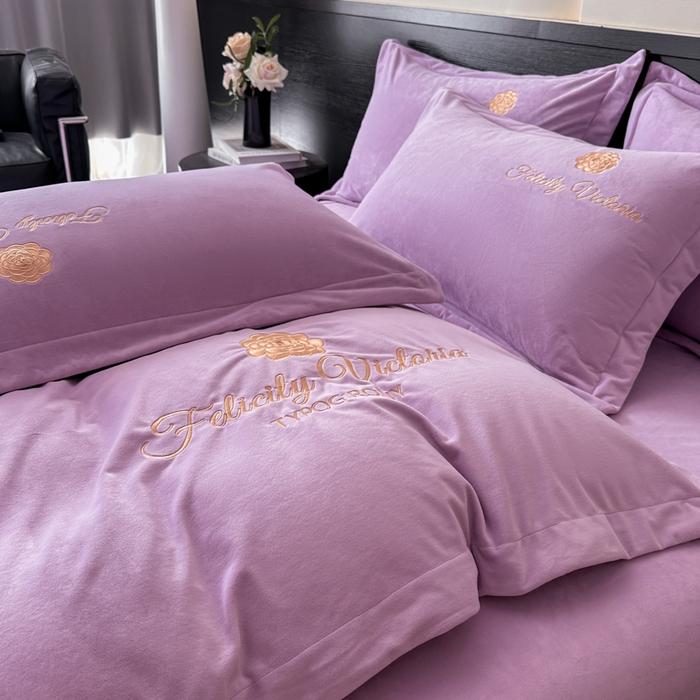 91家纺网 家纺一手货源 找家纺 鸿织源2025新款-茶颜系列 宝宝绒宽边四件套 茶颜-丁香紫