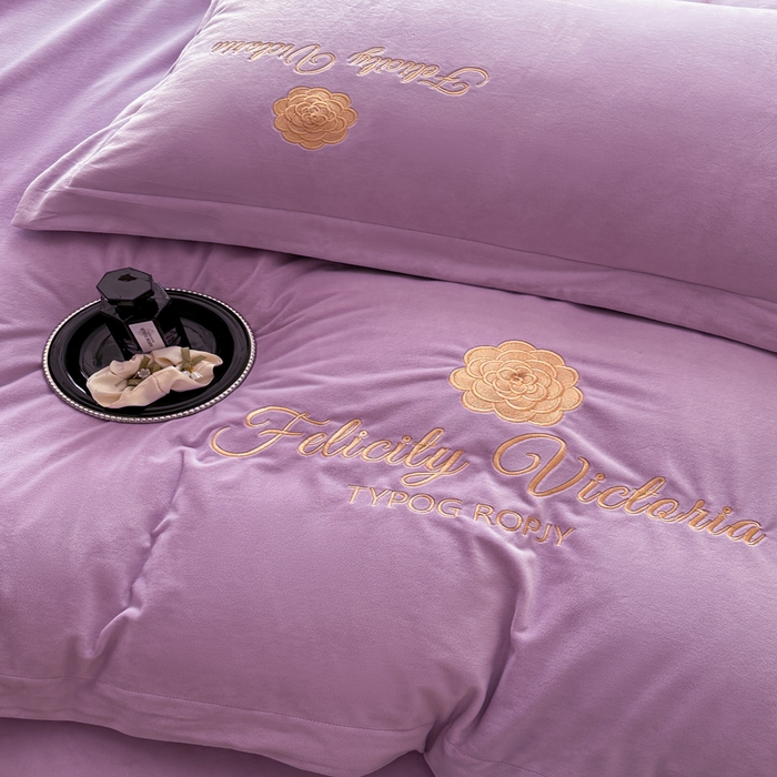 91家纺网 家纺一手货源 找家纺 鸿织源2025新款-茶颜系列 宝宝绒宽边四件套 茶颜-丁香紫