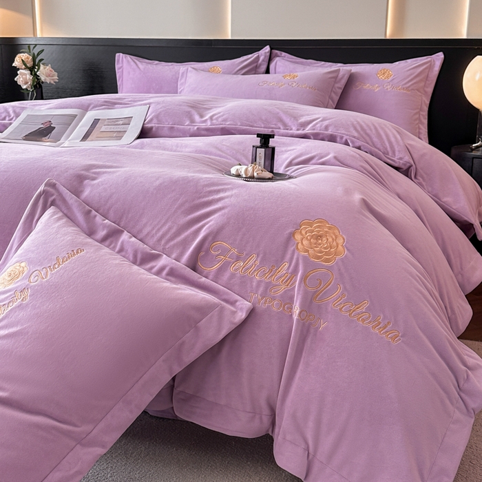 91家纺网 家纺一手货源 找家纺 鸿织源2025新款-茶颜系列 宝宝绒宽边四件套 茶颜-丁香紫