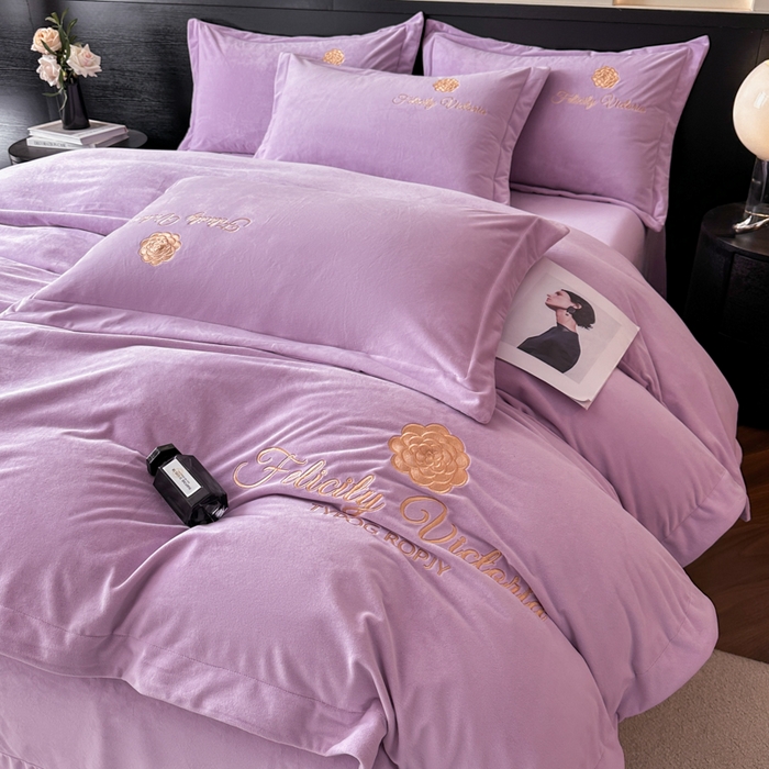 91家纺网 家纺一手货源 找家纺 鸿织源2025新款-茶颜系列 宝宝绒宽边四件套 茶颜-丁香紫