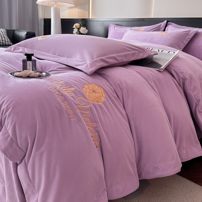 91家纺网 家纺一手货源 找家纺 鸿织源2025新款-茶颜系列 宝宝绒宽边四件套 茶颜-丁香紫