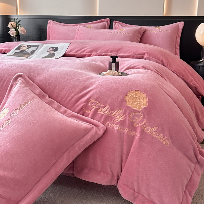 91家纺网 家纺一手货源 找家纺 鸿织源2025新款-茶颜系列 宝宝绒宽边四件套 茶颜-豆沙