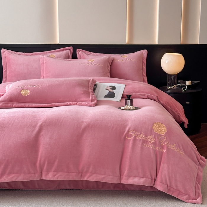 91家纺网 家纺一手货源 找家纺 鸿织源2025新款-茶颜系列 宝宝绒宽边四件套 茶颜-豆沙