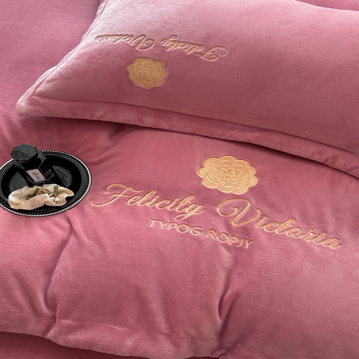 91家纺网 家纺一手货源 找家纺 鸿织源2025新款-茶颜系列 宝宝绒宽边四件套 茶颜-豆沙