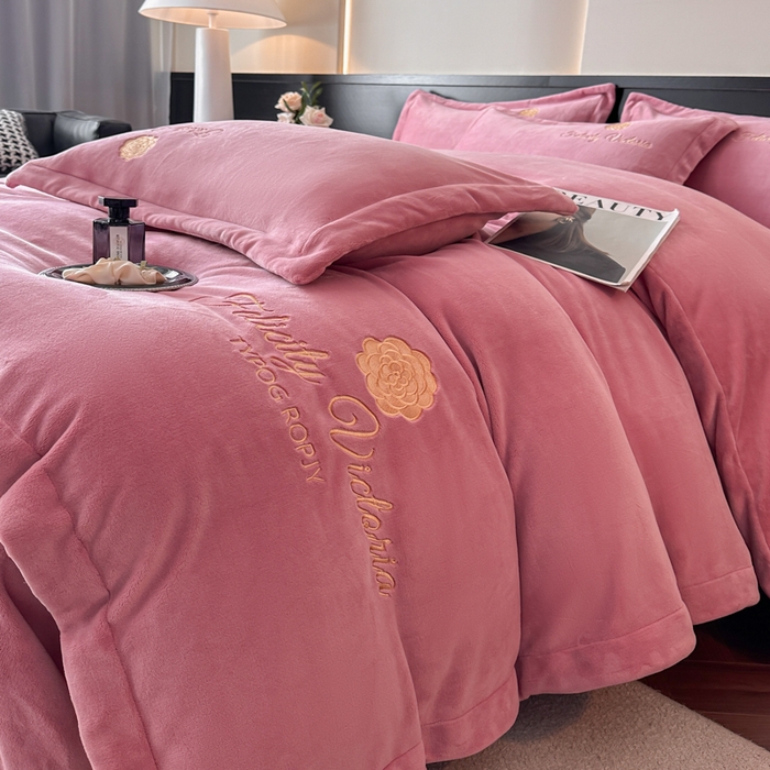 91家纺网 家纺一手货源 找家纺 鸿织源2025新款-茶颜系列 宝宝绒宽边四件套 茶颜-豆沙