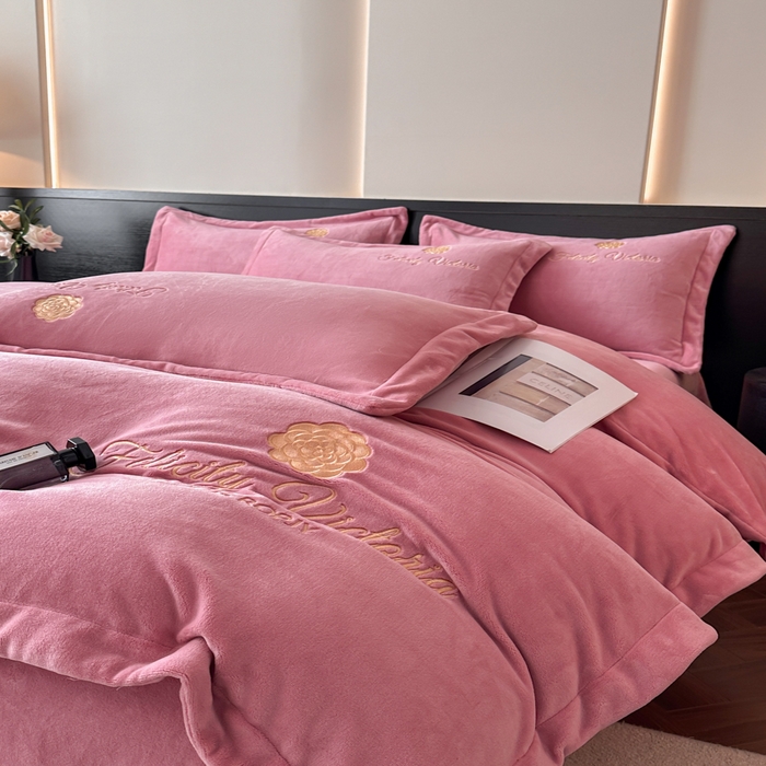 91家纺网 家纺一手货源 找家纺 鸿织源2025新款-茶颜系列 宝宝绒宽边四件套 茶颜-豆沙