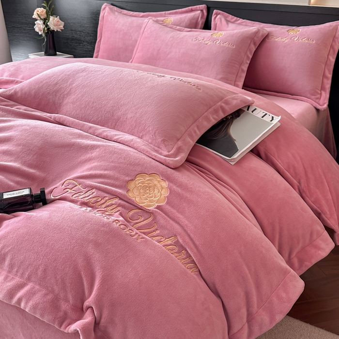 91家纺网 家纺一手货源 找家纺 鸿织源2025新款-茶颜系列 宝宝绒宽边四件套 茶颜-豆沙