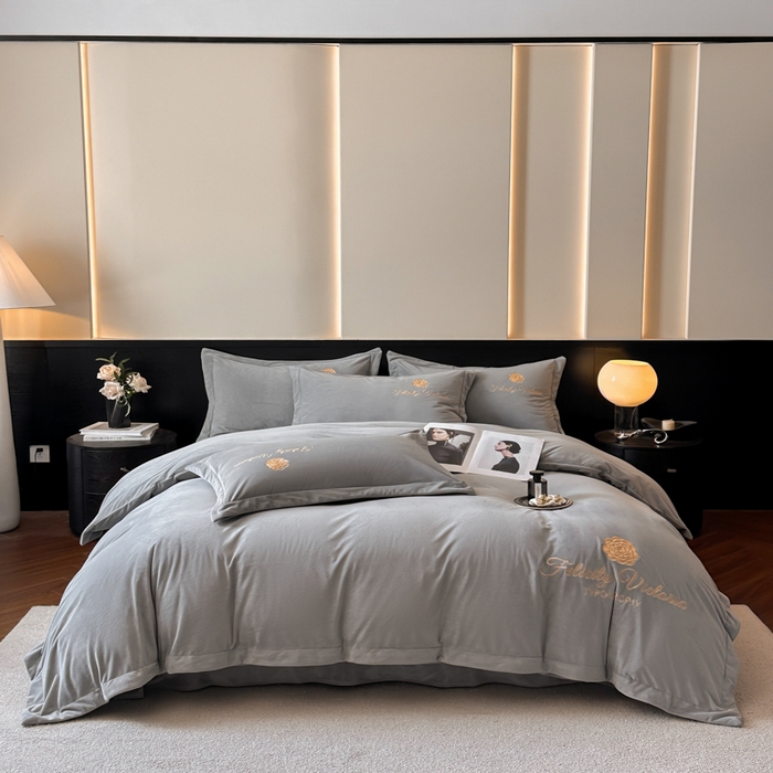 91家纺网 家纺一手货源 找家纺 鸿织源2025新款-茶颜系列 宝宝绒宽边四件套 茶颜-暮色灰