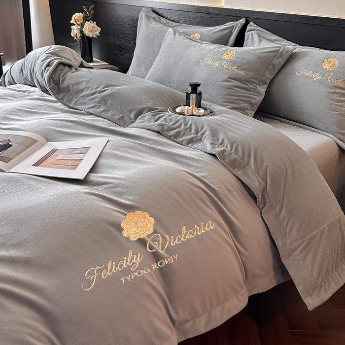 91家纺网 家纺一手货源 找家纺 鸿织源2025新款-茶颜系列 宝宝绒宽边四件套 茶颜-暮色灰