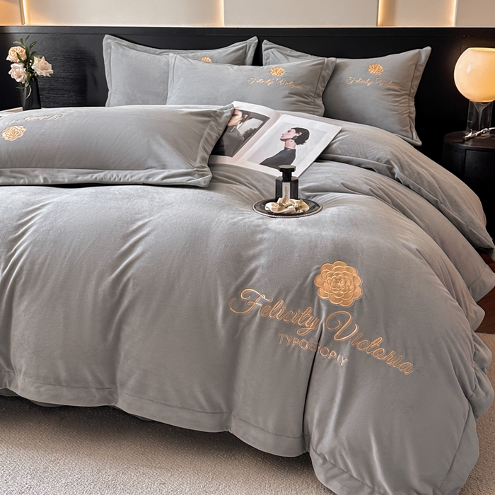 91家纺网 家纺一手货源 找家纺 鸿织源2025新款-茶颜系列 宝宝绒宽边四件套 茶颜-暮色灰