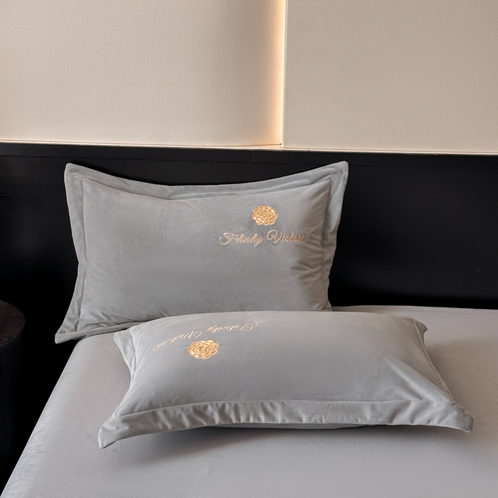 91家纺网 家纺一手货源 找家纺 鸿织源2025新款-茶颜系列 宝宝绒宽边四件套 茶颜-暮色灰