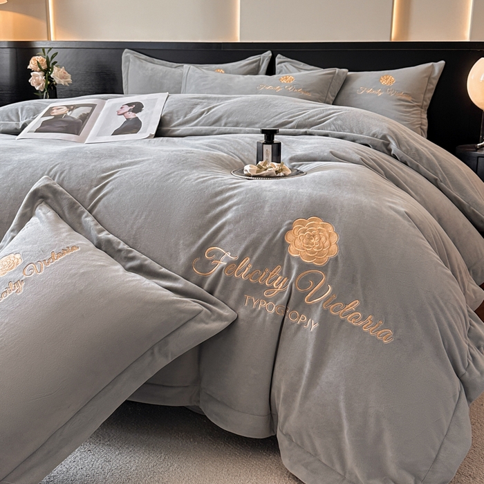 91家纺网 家纺一手货源 找家纺 鸿织源2025新款-茶颜系列 宝宝绒宽边四件套 茶颜-暮色灰