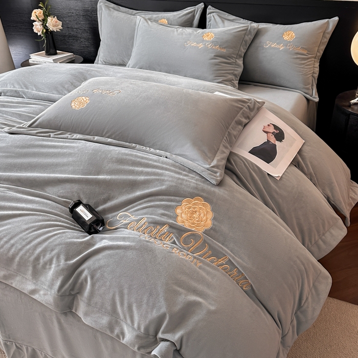 91家纺网 家纺一手货源 找家纺 鸿织源2025新款-茶颜系列 宝宝绒宽边四件套 茶颜-暮色灰