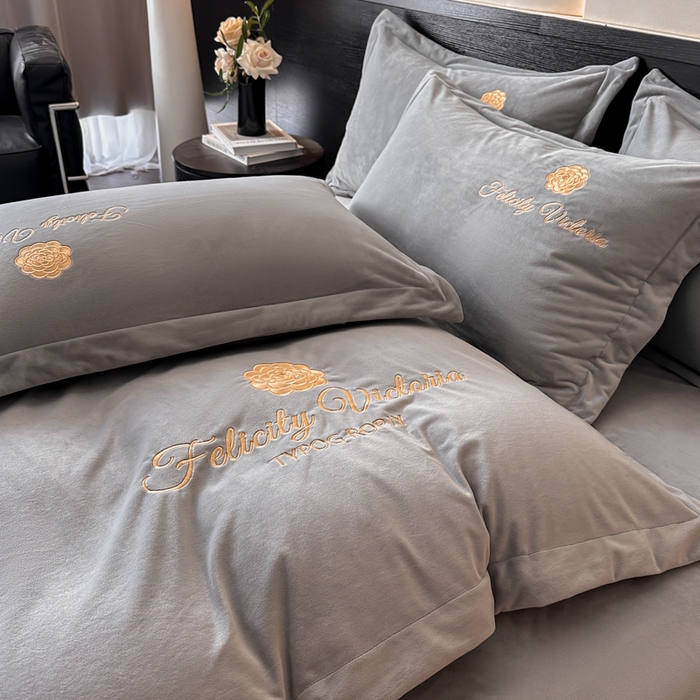 91家纺网 家纺一手货源 找家纺 鸿织源2025新款-茶颜系列 宝宝绒宽边四件套 茶颜-暮色灰