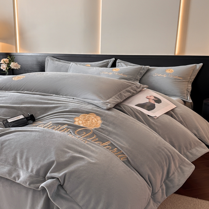 91家纺网 家纺一手货源 找家纺 鸿织源2025新款-茶颜系列 宝宝绒宽边四件套 茶颜-暮色灰