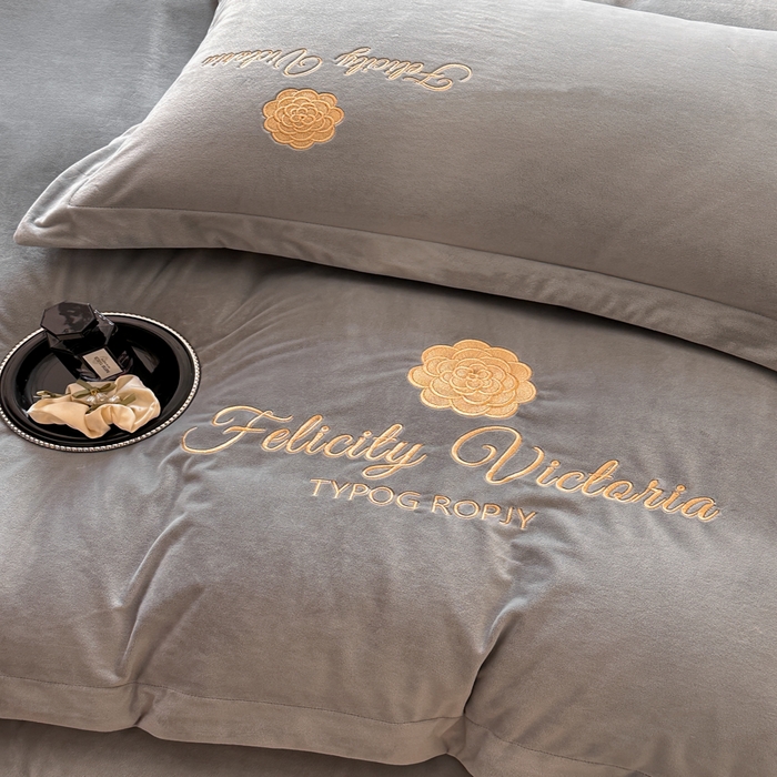 91家纺网 家纺一手货源 找家纺 鸿织源2025新款-茶颜系列 宝宝绒宽边四件套 茶颜-暮色灰