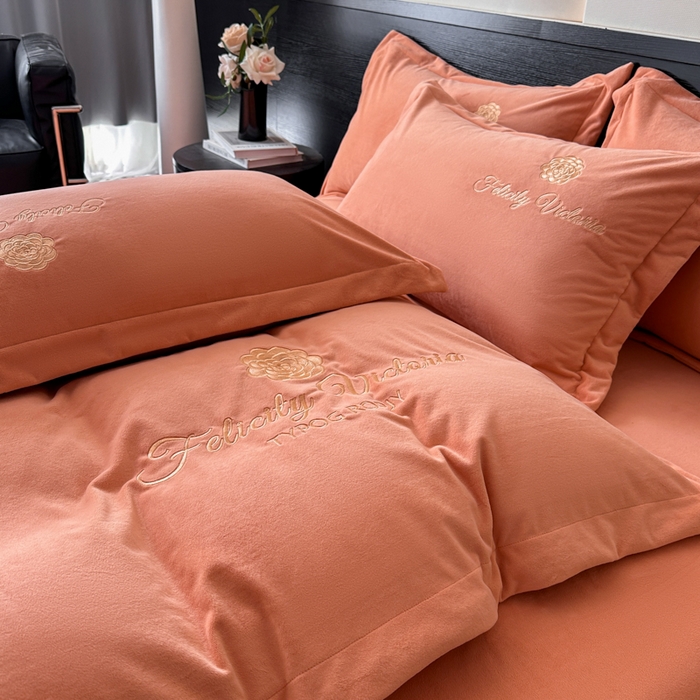 91家纺网 家纺一手货源 找家纺 鸿织源2025新款-茶颜系列 宝宝绒宽边四件套 茶颜-暖阳桔