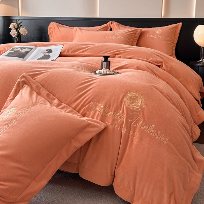 91家纺网 家纺一手货源 找家纺 鸿织源2025新款-茶颜系列 宝宝绒宽边四件套 茶颜-暖阳桔