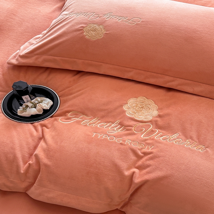 91家纺网 家纺一手货源 找家纺 鸿织源2025新款-茶颜系列 宝宝绒宽边四件套 茶颜-暖阳桔