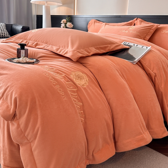 91家纺网 家纺一手货源 找家纺 鸿织源2025新款-茶颜系列 宝宝绒宽边四件套 茶颜-暖阳桔