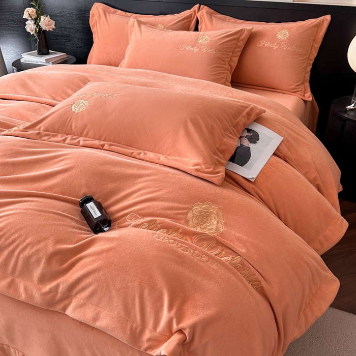 91家纺网 家纺一手货源 找家纺 鸿织源2025新款-茶颜系列 宝宝绒宽边四件套 茶颜-暖阳桔