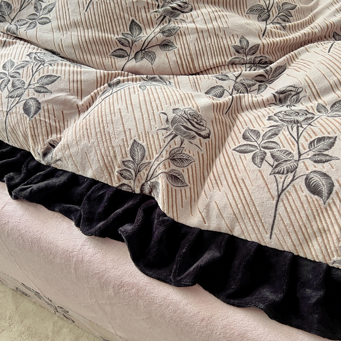 91家纺网 家纺一手货源 找家纺 鸿织源家纺 2025新款A类法式高克重烂花雕花牛奶绒四件套 暗香-粉