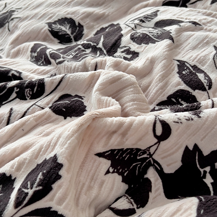 91家纺网 家纺一手货源 找家纺 鸿织源家纺 2025新款A类法式高克重烂花雕花牛奶绒四件套 陌上花开-蔷薇