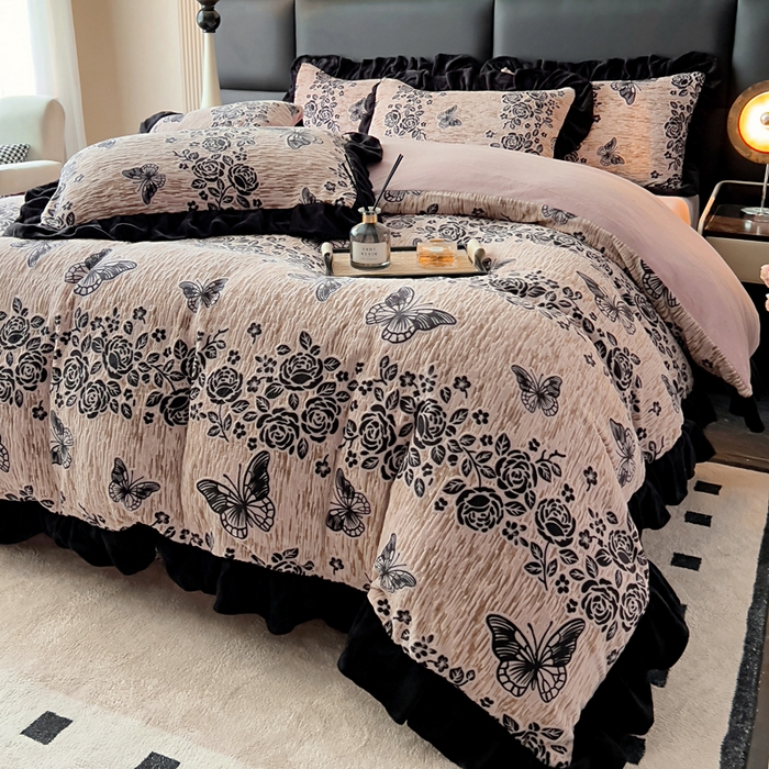 91家纺网 家纺一手货源 找家纺 鸿织源家纺 2025新款A类法式高克重烂花雕花牛奶绒四件套 墨韵叠香-粉