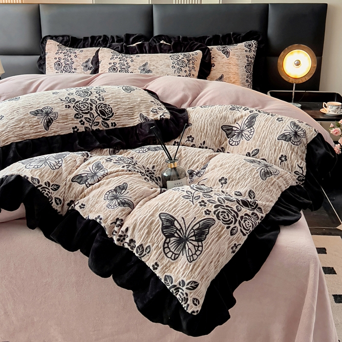 91家纺网 家纺一手货源 找家纺 鸿织源家纺 2025新款A类法式高克重烂花雕花牛奶绒四件套 墨韵叠香-粉