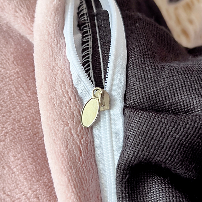 91家纺网 家纺一手货源 找家纺 鸿织源家纺 2025新款A类法式高克重烂花雕花牛奶绒四件套 墨韵叠香-粉