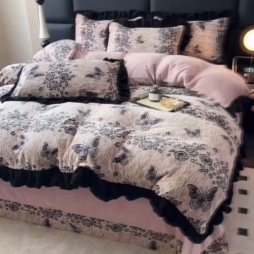 91家纺网 家纺一手货源 找家纺 鸿织源家纺 2025新款A类法式高克重烂花雕花牛奶绒四件套 墨韵叠香-粉