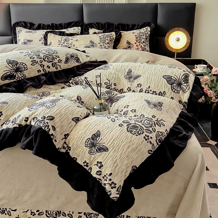 91家纺网 家纺一手货源 找家纺 鸿织源家纺 2025新款A类法式高克重烂花雕花牛奶绒四件套 墨韵叠香-奶兮