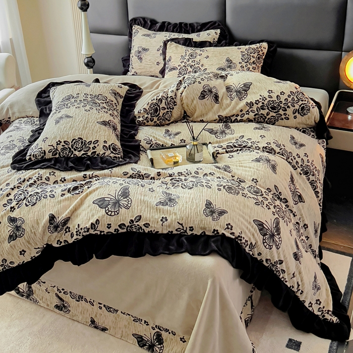 91家纺网 家纺一手货源 找家纺 鸿织源家纺 2025新款A类法式高克重烂花雕花牛奶绒四件套 墨韵叠香-奶兮