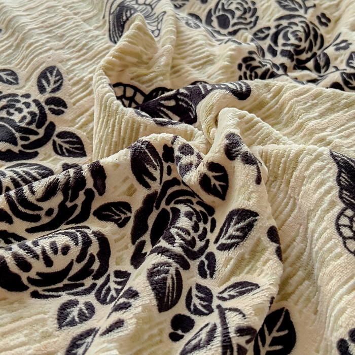 91家纺网 家纺一手货源 找家纺 鸿织源家纺 2025新款A类法式高克重烂花雕花牛奶绒四件套 墨韵叠香-奶兮