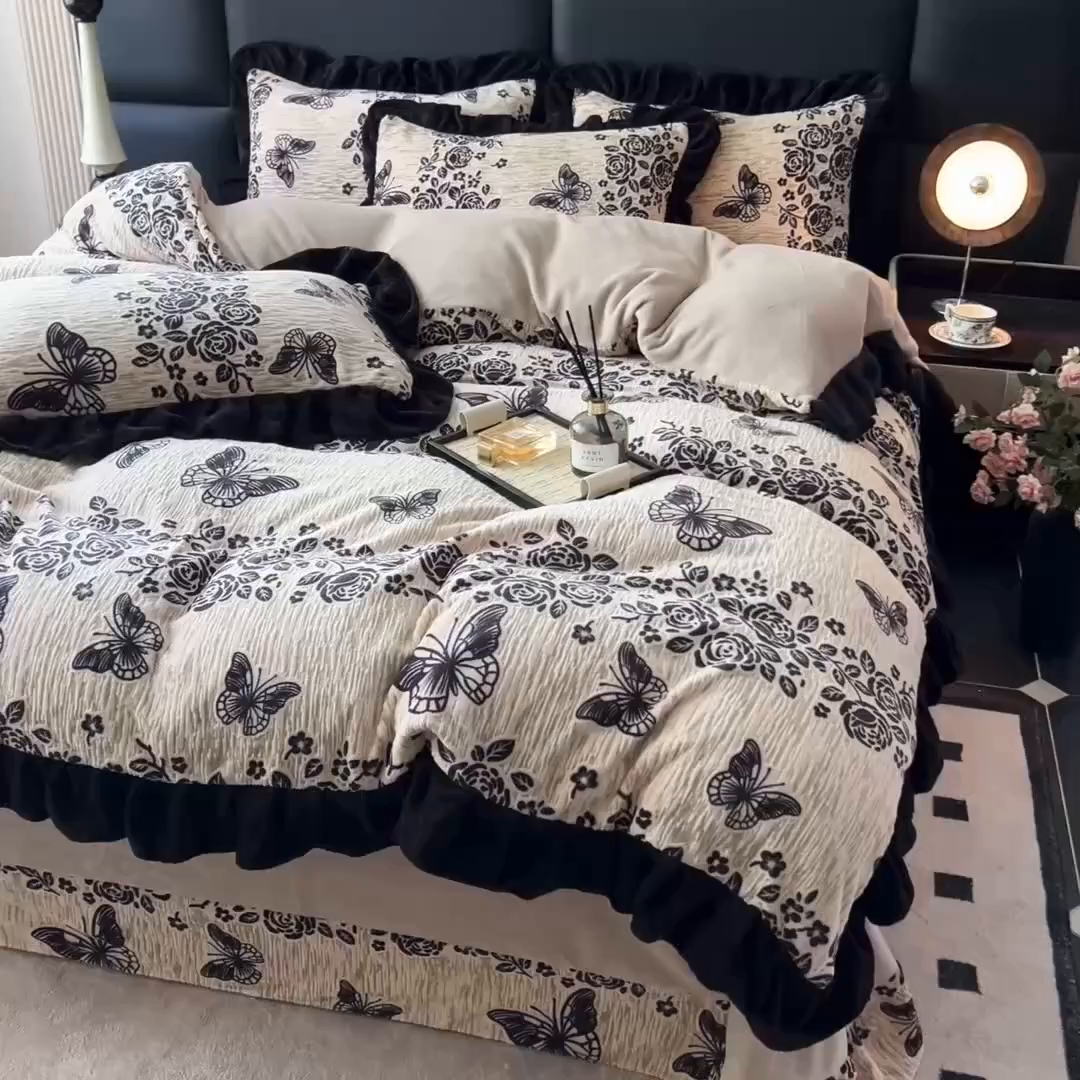 91家纺网 家纺一手货源 找家纺 鸿织源家纺 2025新款A类法式高克重烂花雕花牛奶绒四件套 墨韵叠香-奶兮