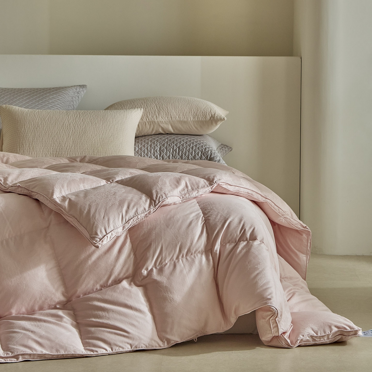 91家纺网 家纺一手货源 找家纺 暖羽屋羽绒馆 2025新款60s纯棉大提花羽绒被芯 白鹅绒丝被 羽毛被子 加厚双层冬被 两米双人冬被 普希斯 粉