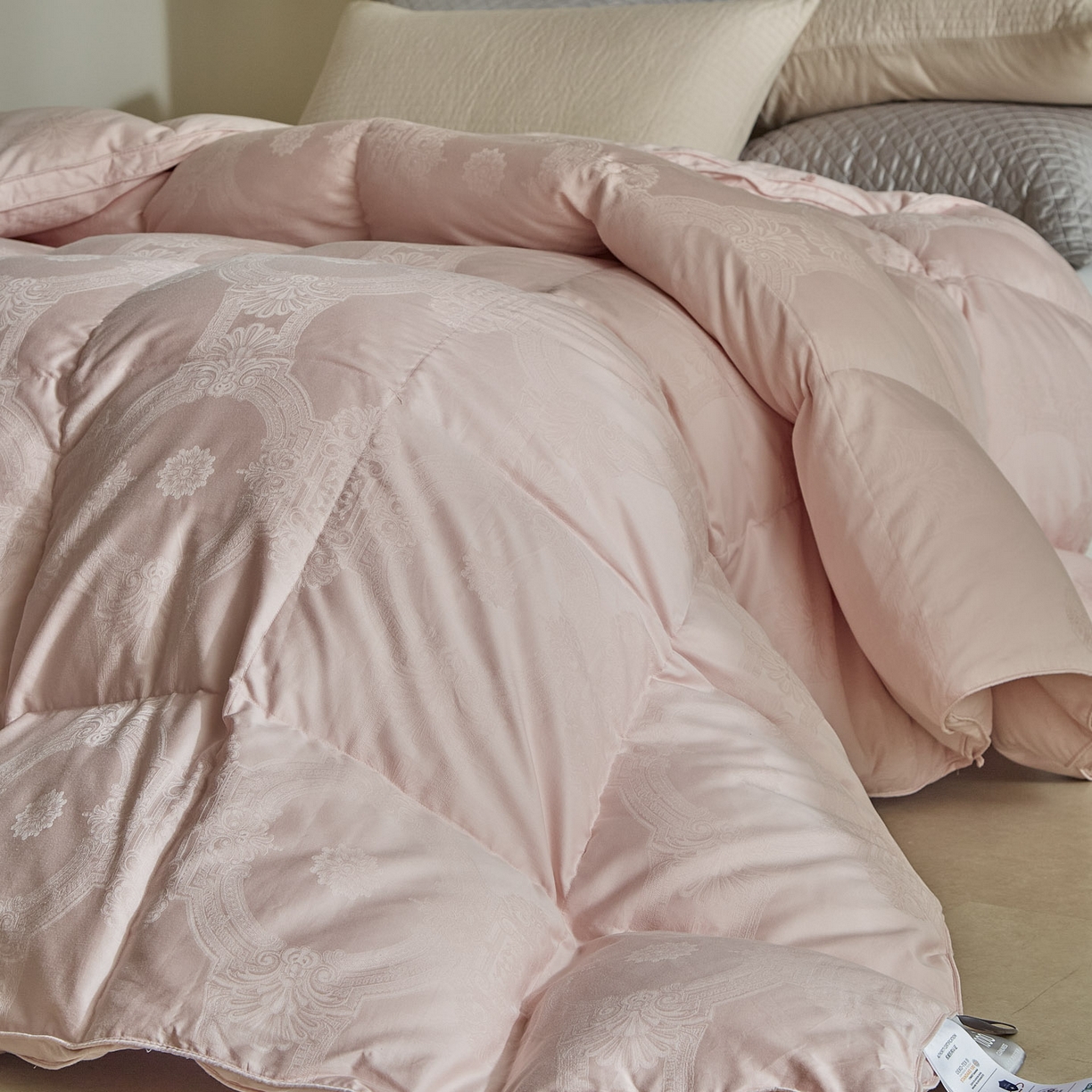 91家纺网 家纺一手货源 找家纺 暖羽屋羽绒馆 2025新款60s纯棉大提花羽绒被芯 白鹅绒丝被 羽毛被子 加厚双层冬被 两米双人冬被 普希斯 粉