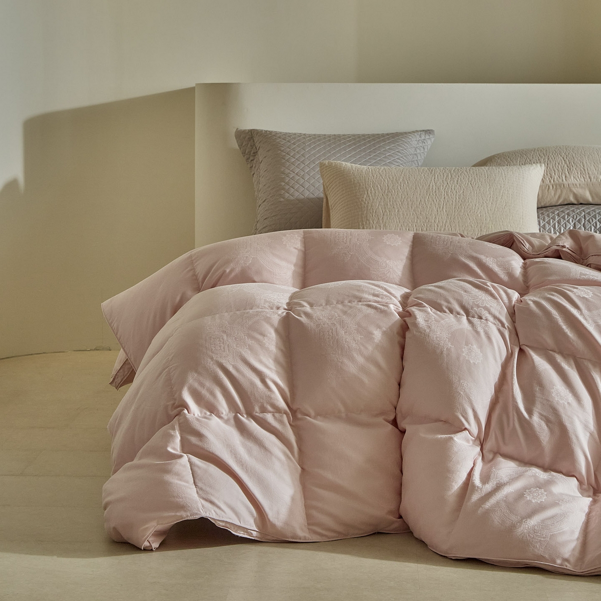 91家纺网 家纺一手货源 找家纺 暖羽屋羽绒馆 2025新款60s纯棉大提花羽绒被芯 白鹅绒丝被 羽毛被子 加厚双层冬被 两米双人冬被 普希斯 粉