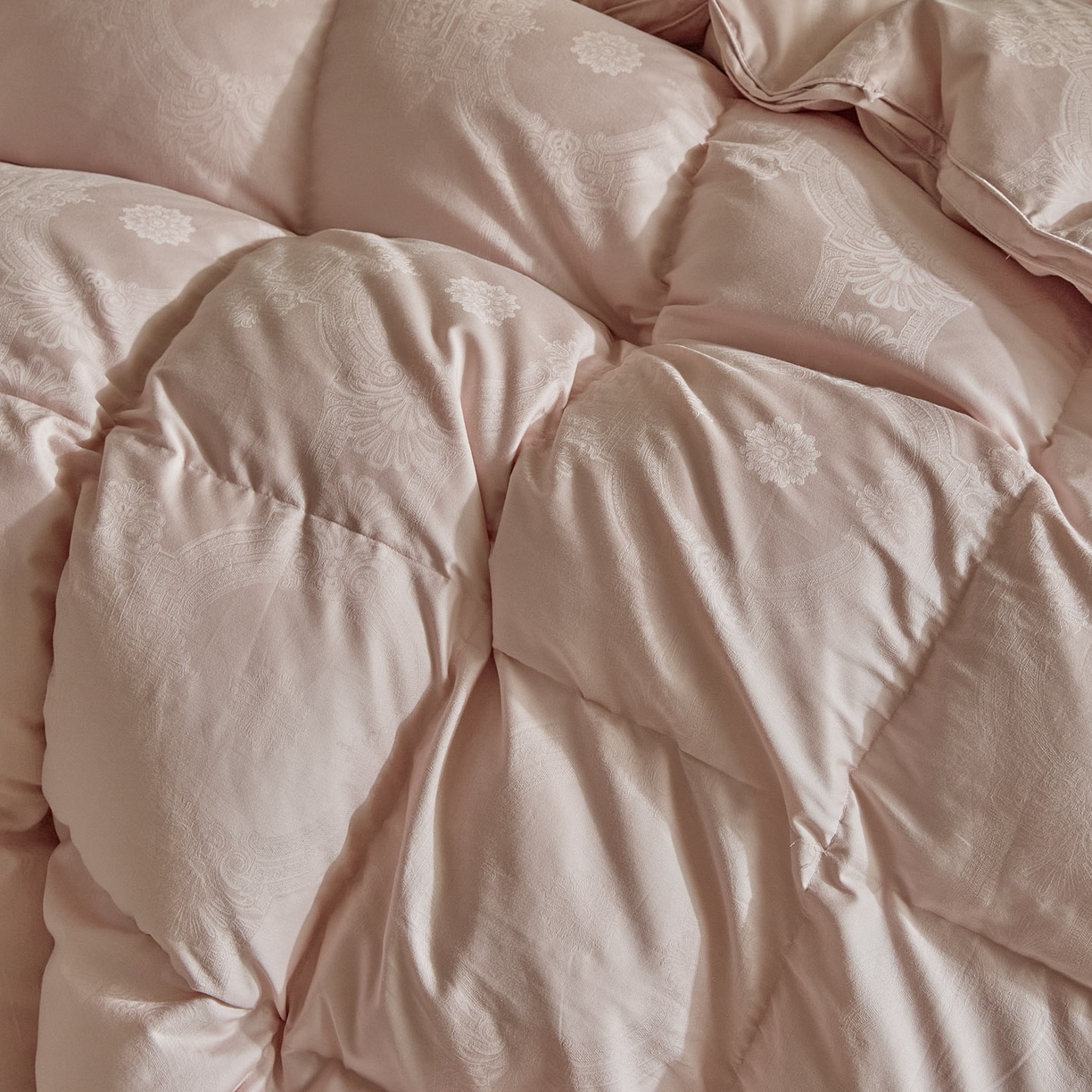 91家纺网 家纺一手货源 找家纺 暖羽屋羽绒馆 2025新款60s纯棉大提花羽绒被芯 白鹅绒丝被 羽毛被子 加厚双层冬被 两米双人冬被 普希斯 粉