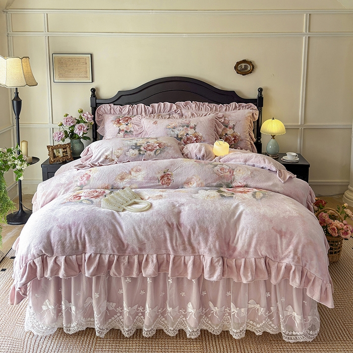 91家纺网 家纺一手货源 找家纺 宜凡家纺 2025新款牛奶绒5D数码大板印花床裙四件套 玫瑰庄园 豆沙