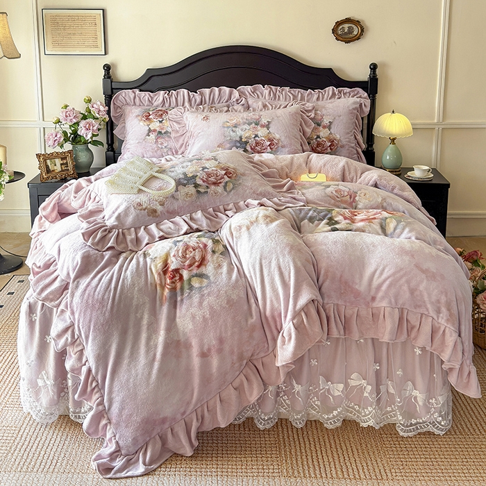 91家纺网 家纺一手货源 找家纺 宜凡家纺 2025新款牛奶绒5D数码大板印花床裙四件套 玫瑰庄园 豆沙