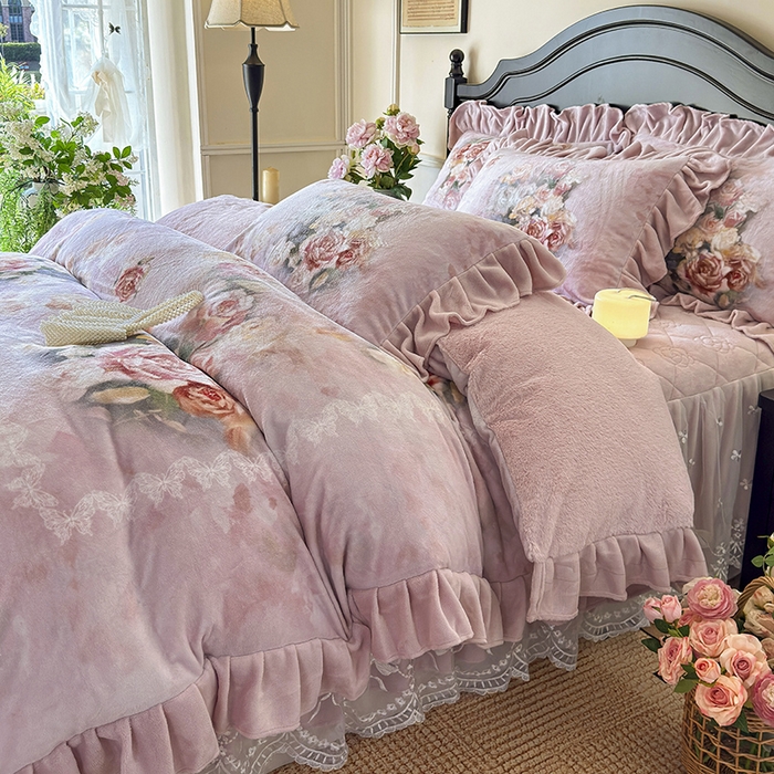 91家纺网 家纺一手货源 找家纺 宜凡家纺 2025新款牛奶绒5D数码大板印花床裙四件套 玫瑰庄园 豆沙