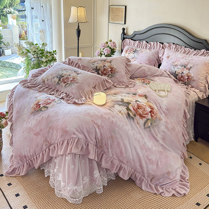 91家纺网 家纺一手货源 找家纺 宜凡家纺 2025新款牛奶绒5D数码大板印花床裙四件套 玫瑰庄园 豆沙