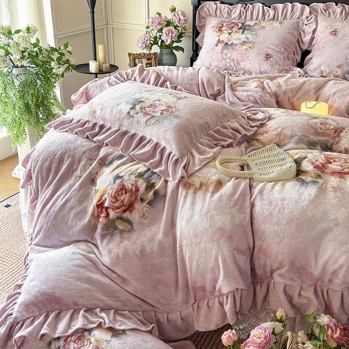 91家纺网 家纺一手货源 找家纺 宜凡家纺 2025新款牛奶绒5D数码大板印花床裙四件套 玫瑰庄园 豆沙