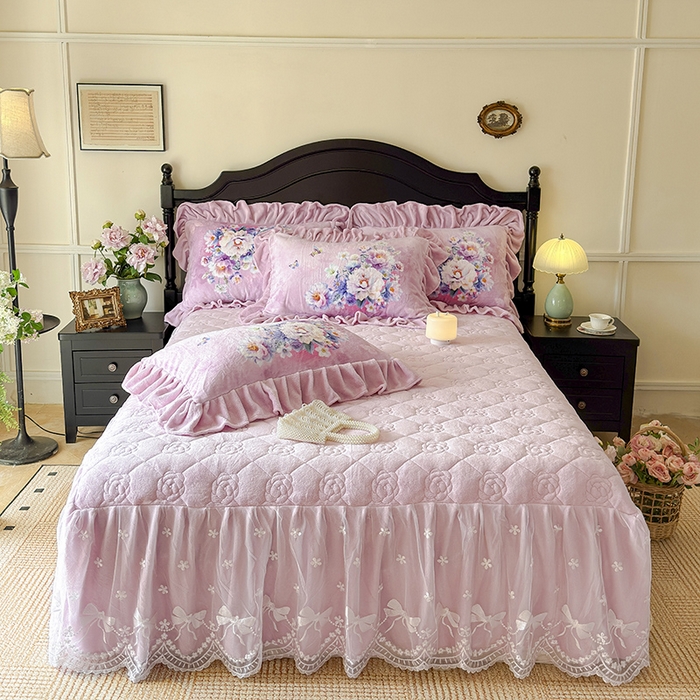 91家纺网 家纺一手货源 找家纺 宜凡家纺 2025新款牛奶绒5D数码大板印花床裙四件套 浪漫花舞 粉