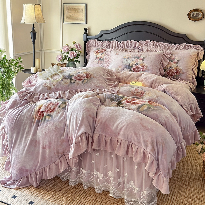 91家纺网 家纺一手货源 找家纺 宜凡家纺 2025新款牛奶绒5D数码大板印花床裙四件套 玫瑰庄园 豆沙