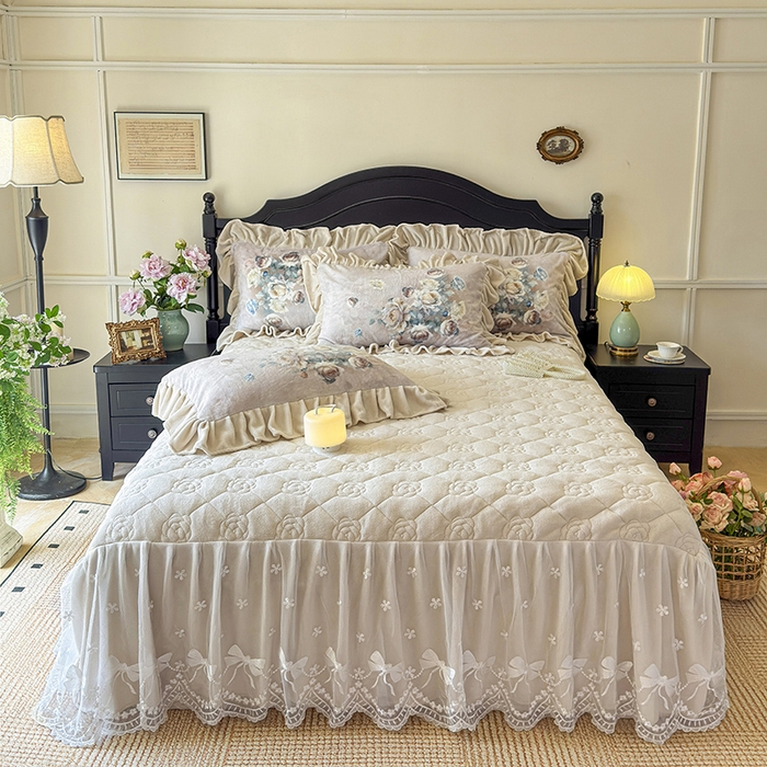 91家纺网 家纺一手货源 找家纺 宜凡家纺 2025新款牛奶绒5D数码大板印花床裙四件套 诺曼庄园 驼色