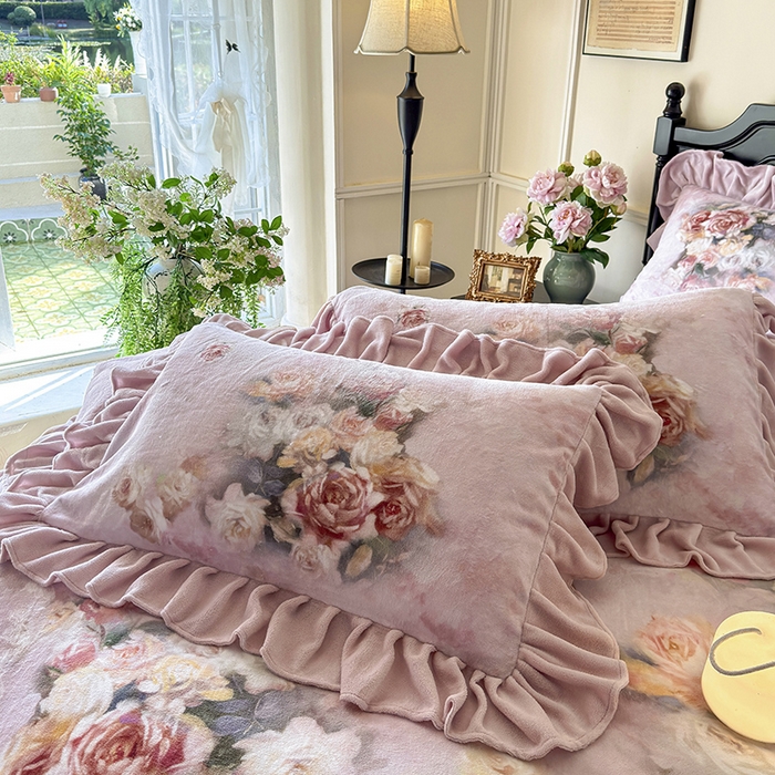 91家纺网 家纺一手货源 找家纺 宜凡家纺 2025新款牛奶绒5D数码大板印花床裙四件套 玫瑰庄园 豆沙