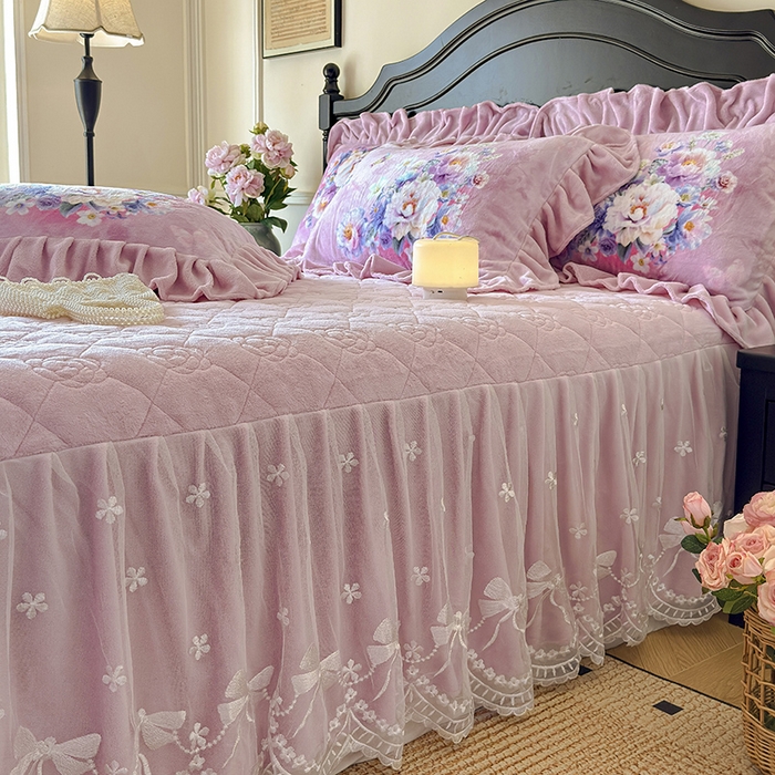 91家纺网 家纺一手货源 找家纺 宜凡家纺 2025新款牛奶绒5D数码大板印花床裙四件套 浪漫花舞 粉