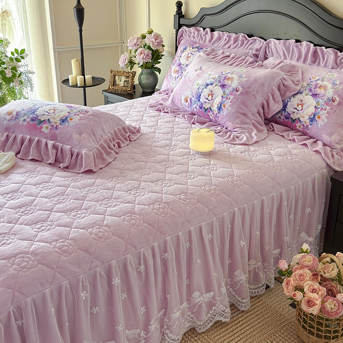 91家纺网 家纺一手货源 找家纺 宜凡家纺 2025新款牛奶绒5D数码大板印花床裙四件套 浪漫花舞 粉